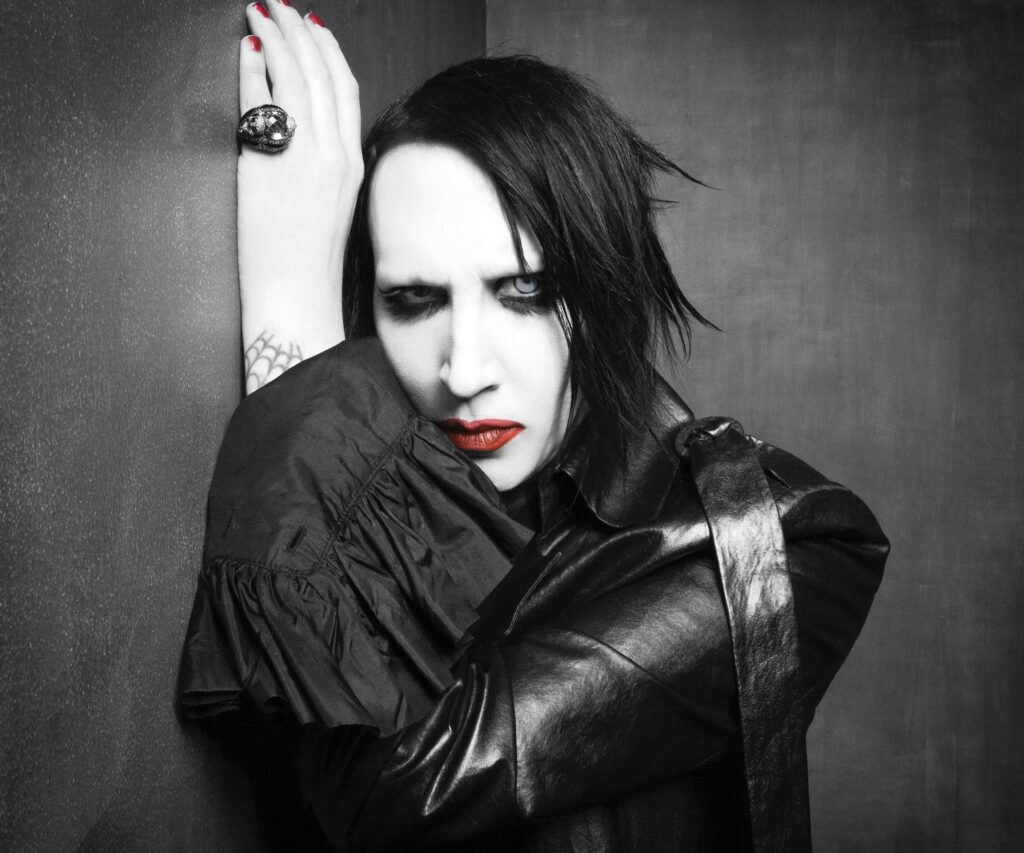 Marilyn Manson sviene durante un concerto in Texas