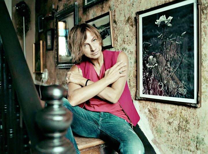 Gianna Nannini cade sul palco del concerto a Genova: grosso problema al ginocchio