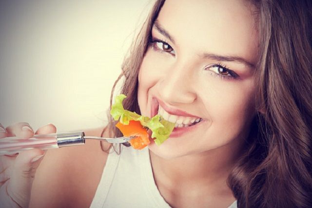 Come avere i capelli in piena forma: l’alimentazione