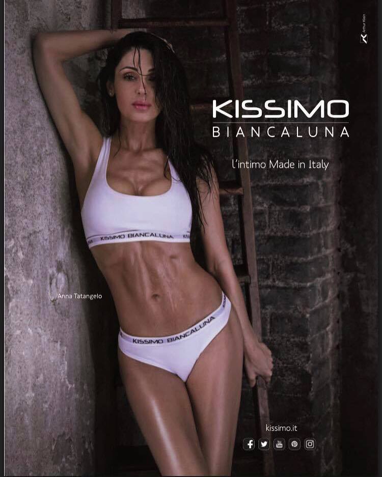 Anna Tatangelo testimonial super sensuale per Kissimo di Biancaluna
