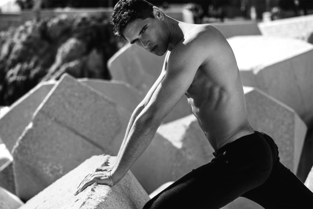 Fabio Mancini intrigante e irresistibile in EA7 ed Emporio Armani: le foto dello shooting a Nizza