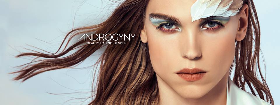 Modello uomo promuove rossetti e mascara per la Wycon Cosmetics