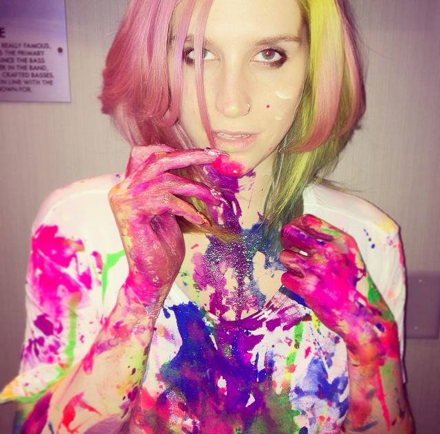 Woman di Kesha: testo, traduzione e video ufficiale