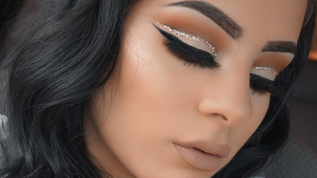 Glitter Cut Crease: il make-up anni ’60 si illumina di glitter