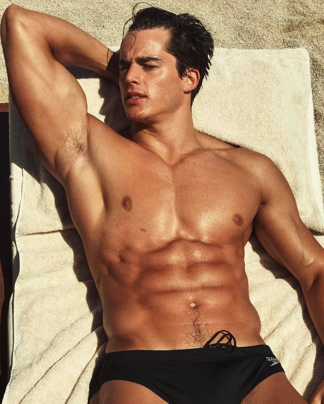 Pietro Boselli sfoggia un fisico bestiale su Instagram