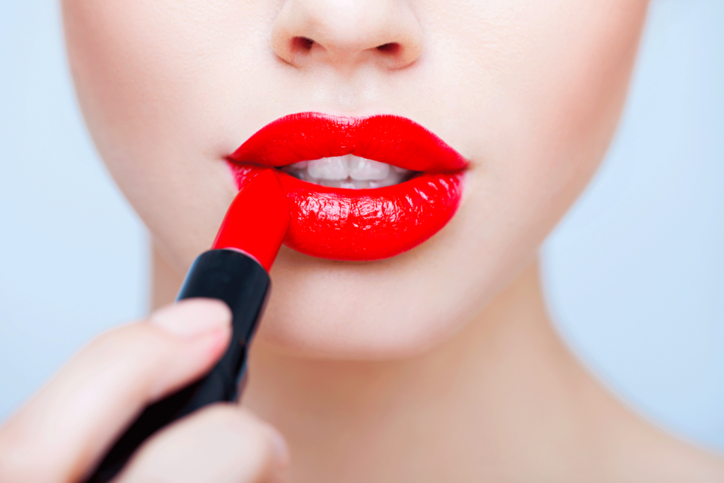 Sorriso non bianchissimo: come scegliere il rossetto in base al colore dei denti?