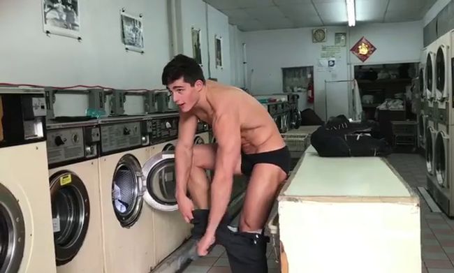 Pietro Boselli si spoglia e resta in mutande in una lavanderia a gettoni