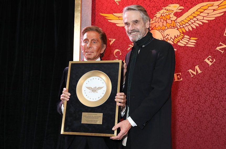 Valentino Garavani riceve il Golden Plate Award a Londra