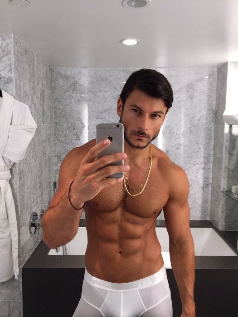 Daniel Garofali si spoglia e resta in mutande su Instagram