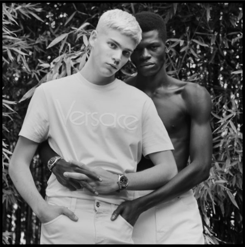 Donatella Versace lancia il manifesto contro le discriminazioni e a favore dell’integrazione