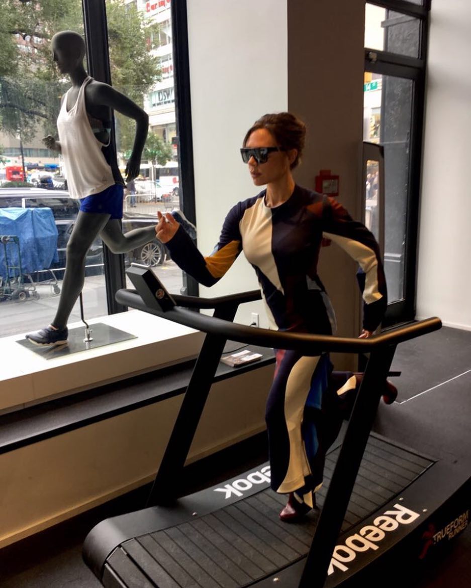 Victoria Beckham è la nuova testimonial Reebok in tuta e tacchi vertiginosi