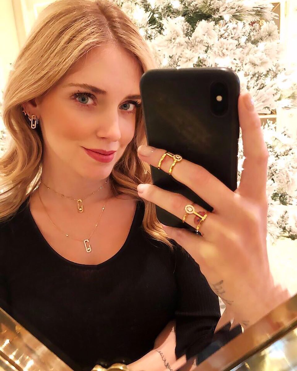Chiara Ferragni sfoggia i gioielli creati da Gigi Hadid