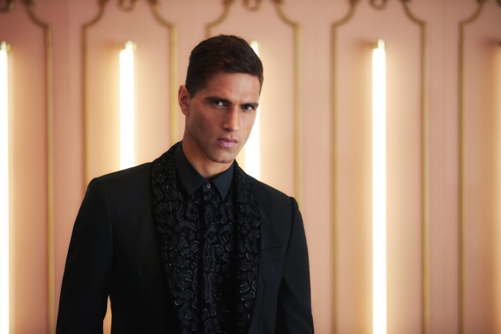 Fabio Mancini è il protagonista dell’ultima collezione natalizia di Roberto Cavalli