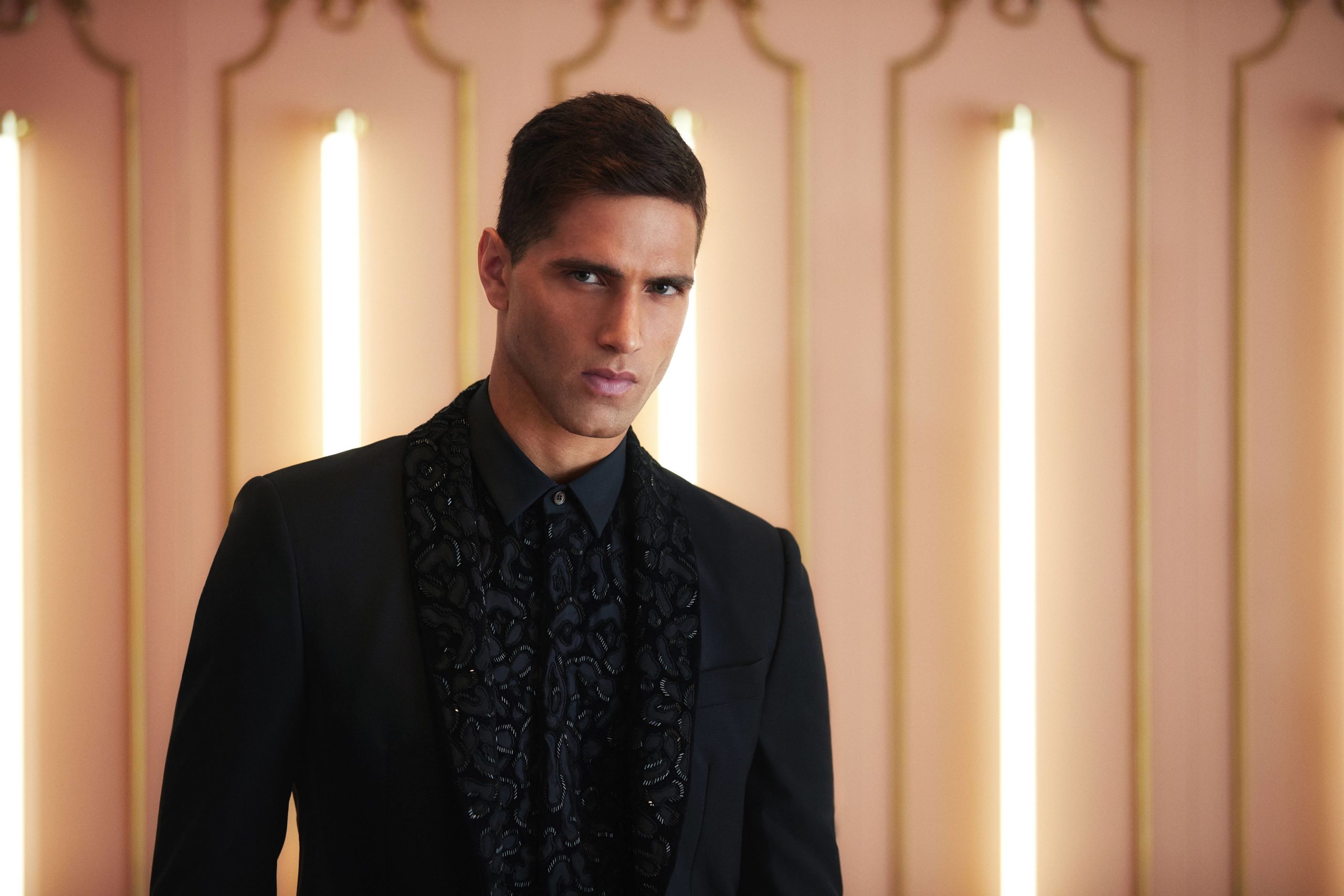 Fabio Mancini è il protagonista dell’ultima collezione natalizia di Roberto Cavalli