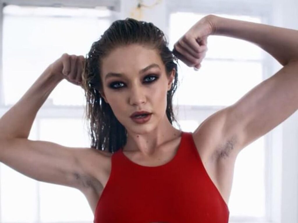 Gigi Hadid con i peli sotto le ascelle per Love Magazine