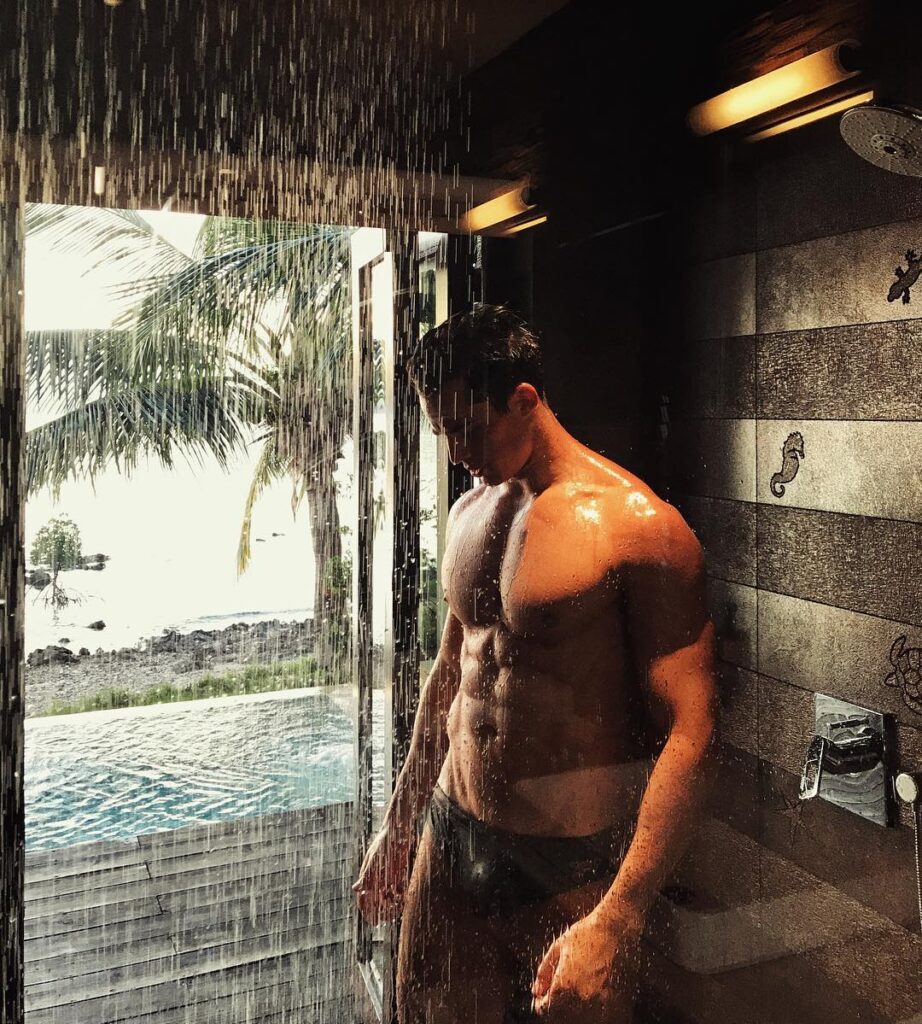 Pietro Boselli, la doccia hot del supermodello italiano