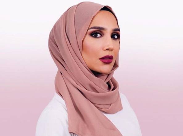 Amena Khan licenziata da L’Oreal per i tweet contro Israele