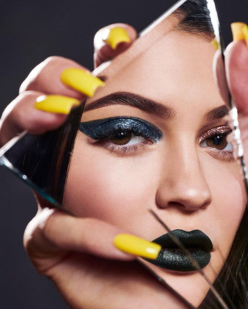 Kylie Jenner lancia una nuova collezione di make-up ispirata alla figlia