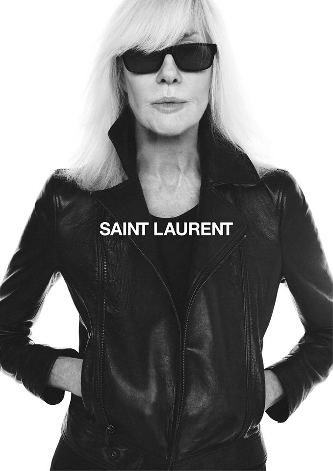 Betty Catroux testimonial a 70 anni degli occhiali da sole di Saint Laurent