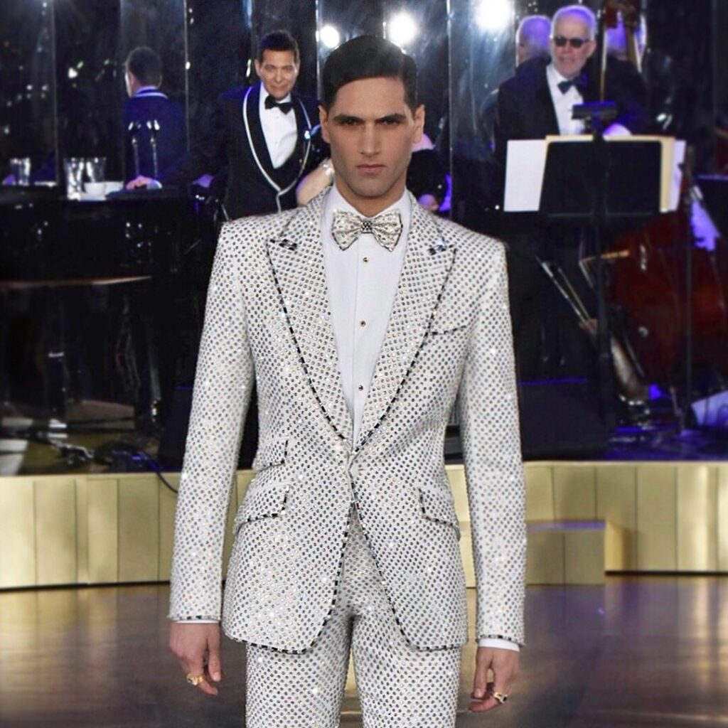 Fabio Mancini in outfit completamente ricoperto di Swarovski alla sfilata newyorkese di Dolce&Gabbana