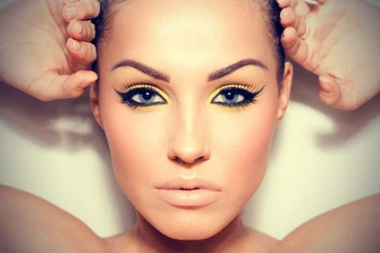Make-up giallo, il trucco vitaminico che dona un tocco di vivacità al viso