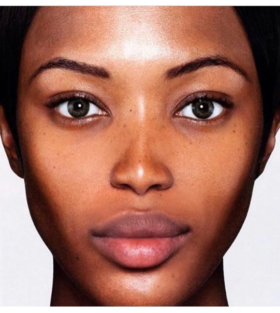 Naomi Campbell ricorre a Photoshop: le critiche dei follower su Instagram