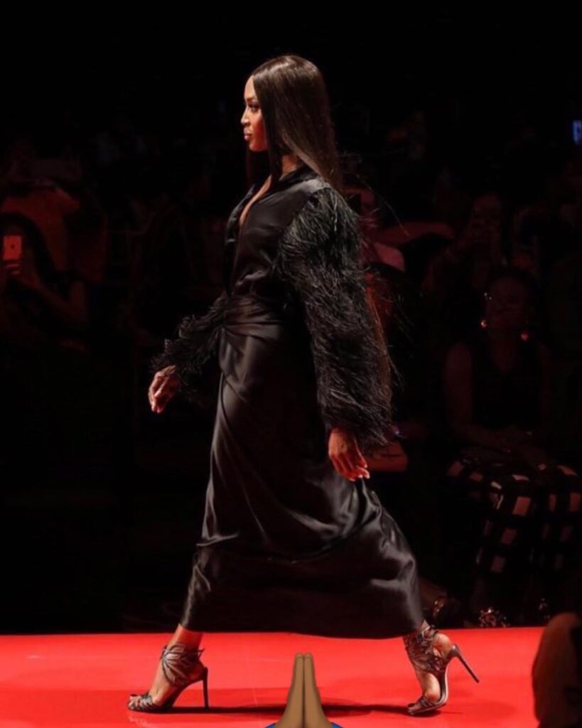 Naomi Campbell sfila in passerella in Nigeria e lancia la proposta Vogue Africa