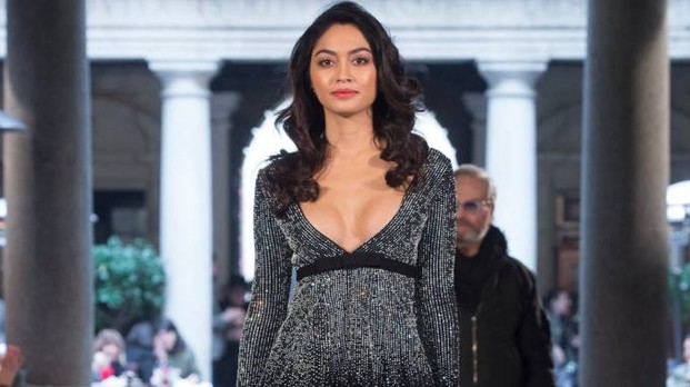 La modella Ambra Battilana alle sfilate di Maze