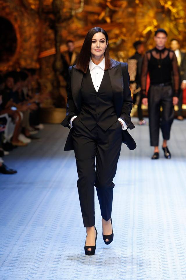 Monica Bellucci sfila in passerella per Dolce & Gabbana