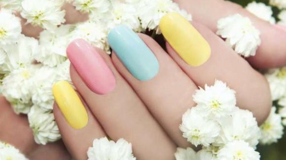 Nail art estate 2018: colori e forma in spiaggia e in ufficio