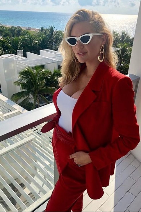 Kate Upton lancia #PregnantinMiami: la supermodella è incinta per la prima volta