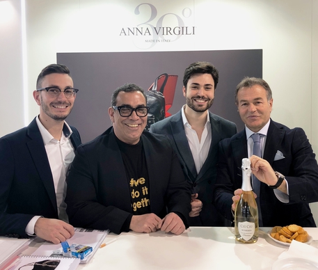 Guillermo Mariotto firma una collezione di borse e accessori per Anna Virgili
