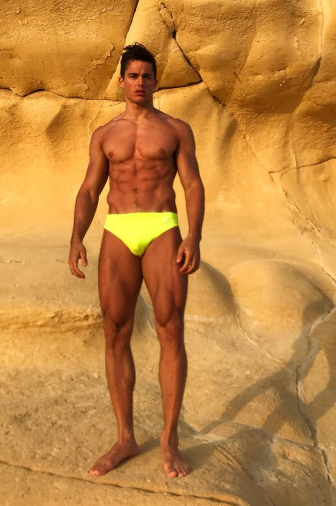 Pietro Boselli in costume giallo fa impazzire il popolo della Rete