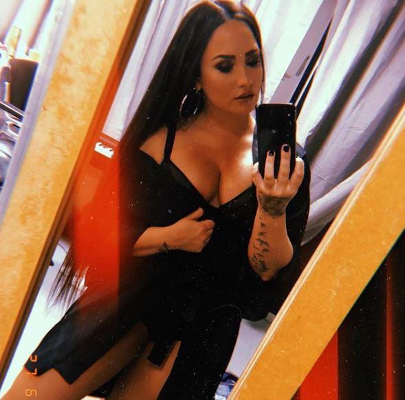 Demi Lovato dopo l’overdose da eroina torna sui social: “Continuo a lottare”
