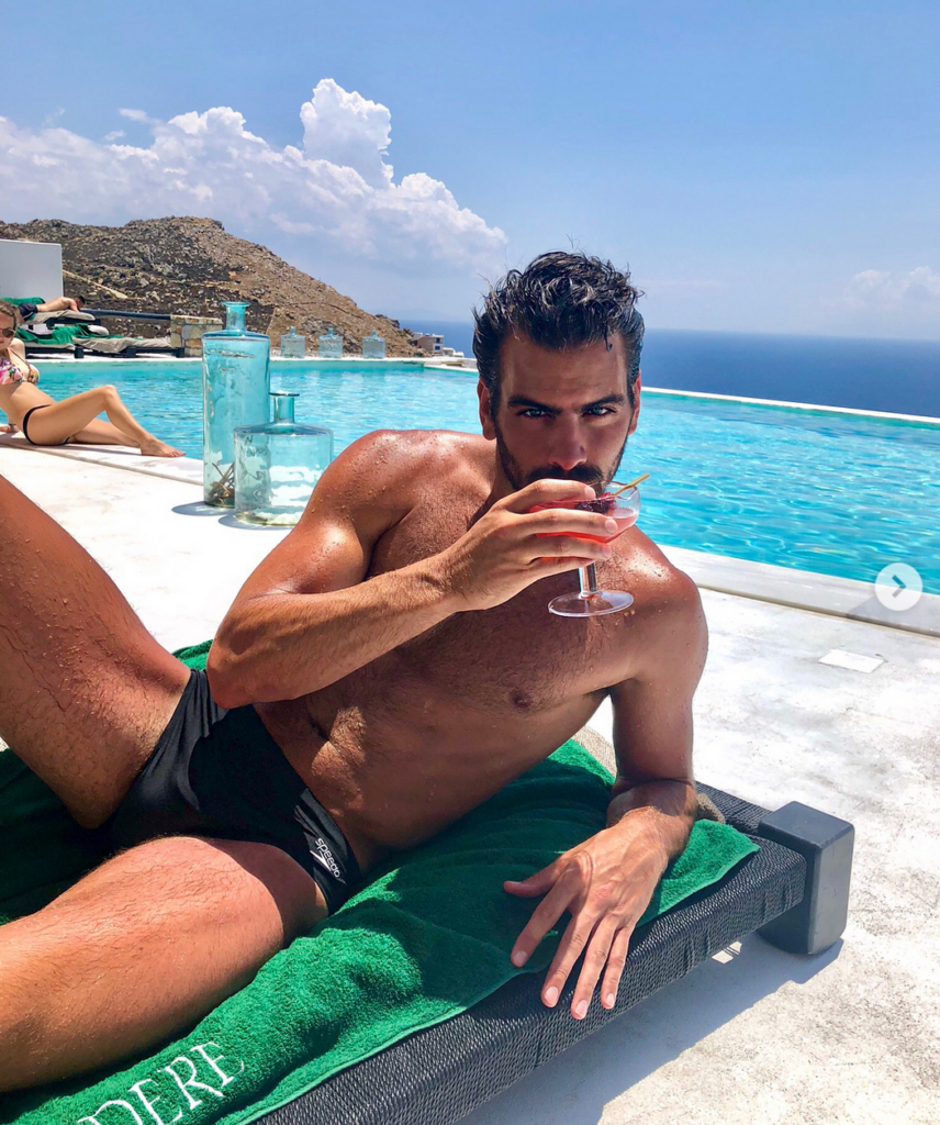 Nyle DiMarco sfoggia il suo fisico perfetto a Mykonos
