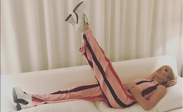 Carly Rae Jepsen annuncia il suo ritorno alla musica sui social