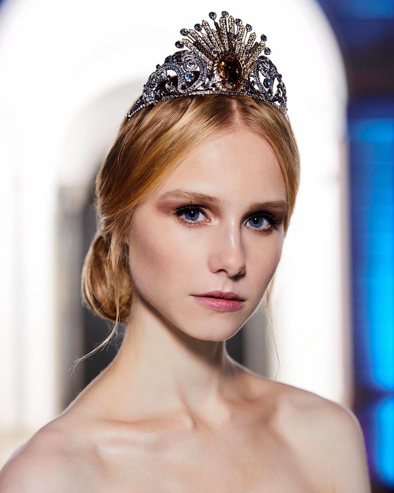 Versace disegna la tiara Swarovski per l’Opera Ball di Vienna
