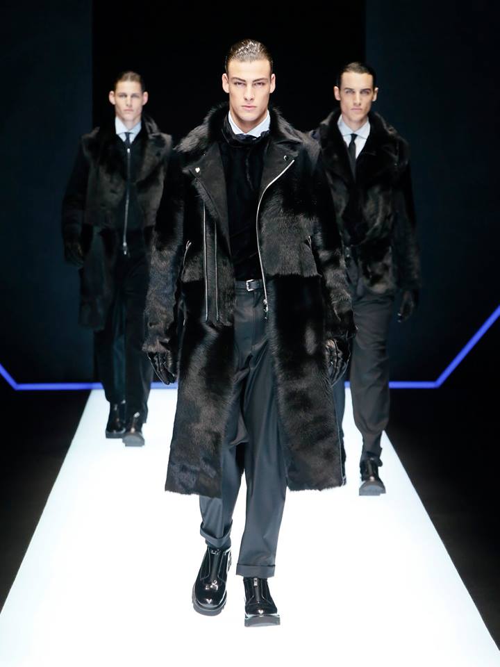 Emporio Armani torna in calendario con uomo e donna