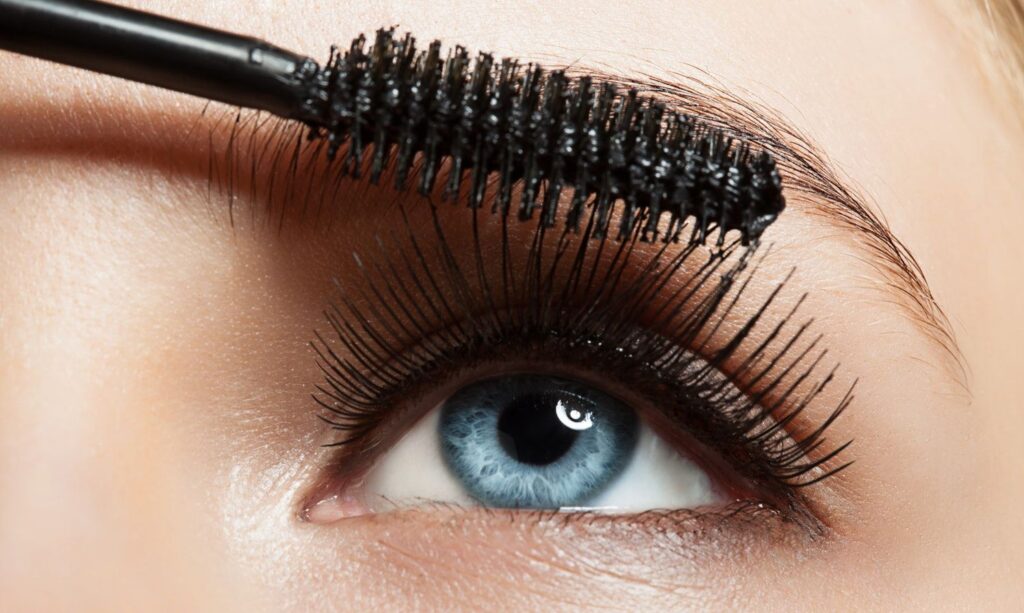 Make-up occhi sensibili: quanto ne sappiamo di mascara ipoallergenico?