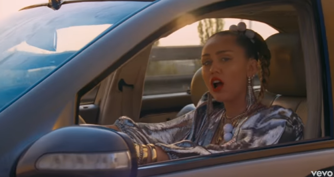 Mother’s Daughter di Miley Cyrus: testo, traduzione e video