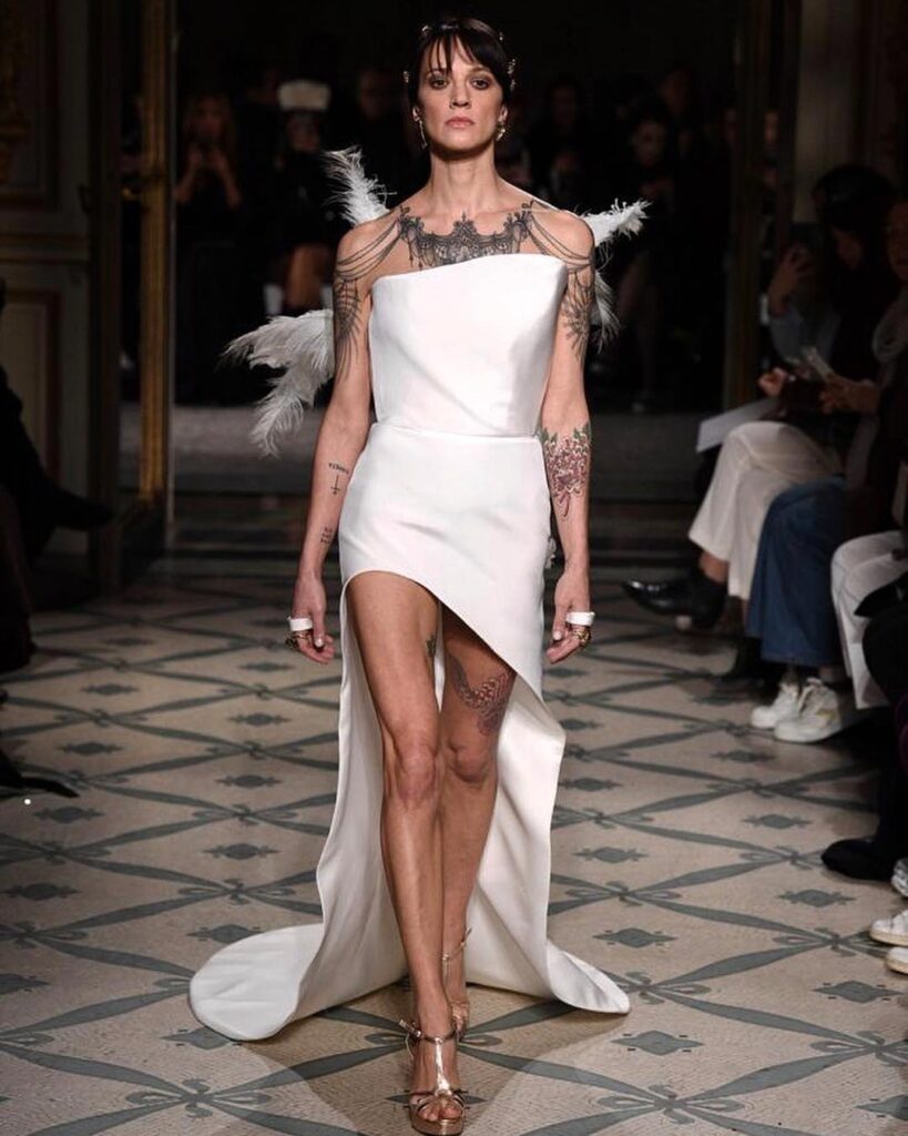 Asia Argento sfila in passerella a Parigi per Antonio Grimaldi Haute Couture