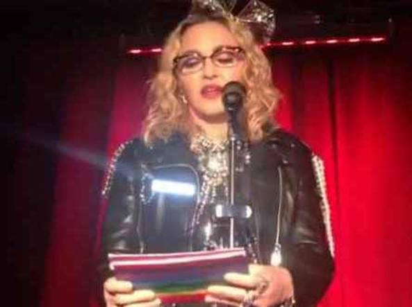 Madonna lancia l’allarme: “Stiamo sprofondando in un nuovo Medioevo”