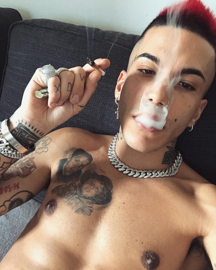 Sfera Ebbasta indagato per istigazione all’uso di droga: scontro acceso tra Forza Italia e Radicali