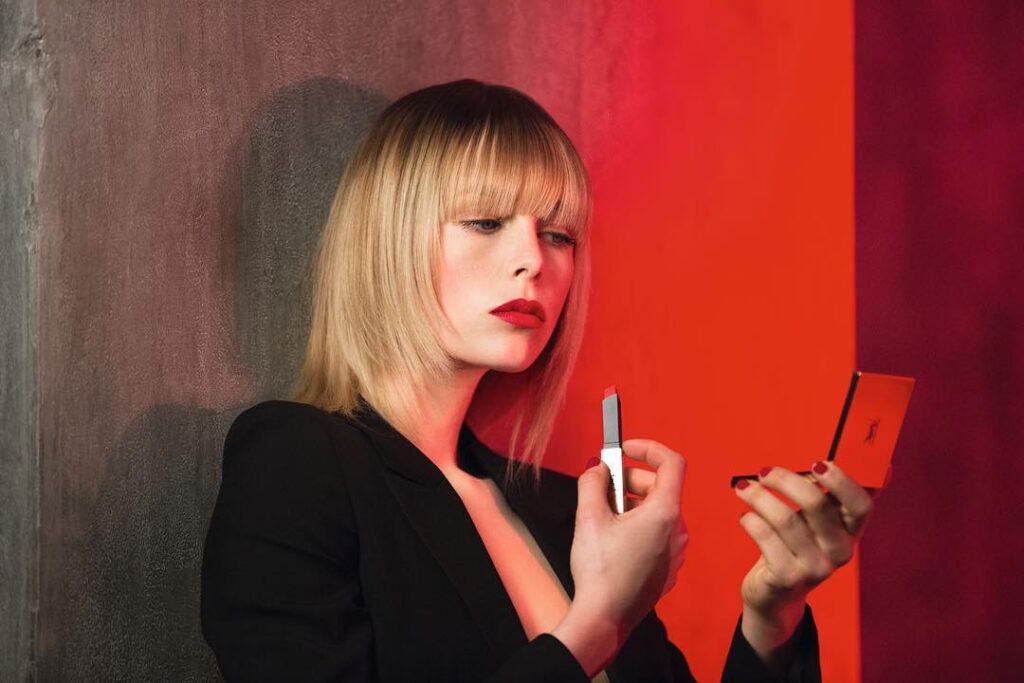Edie Campbell scartata da un brand: “Mi hanno detto che sono troppo grassa”