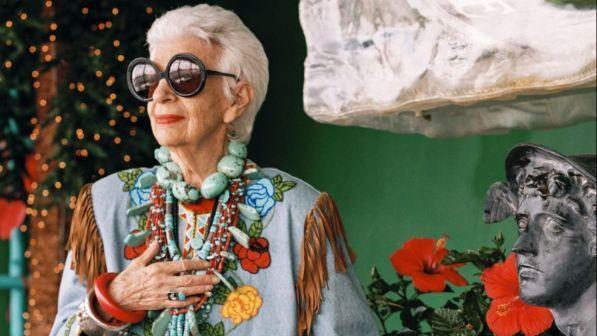 La 97enne modella Iris Apfel firma un contratto con l’agenzia IMG Models
