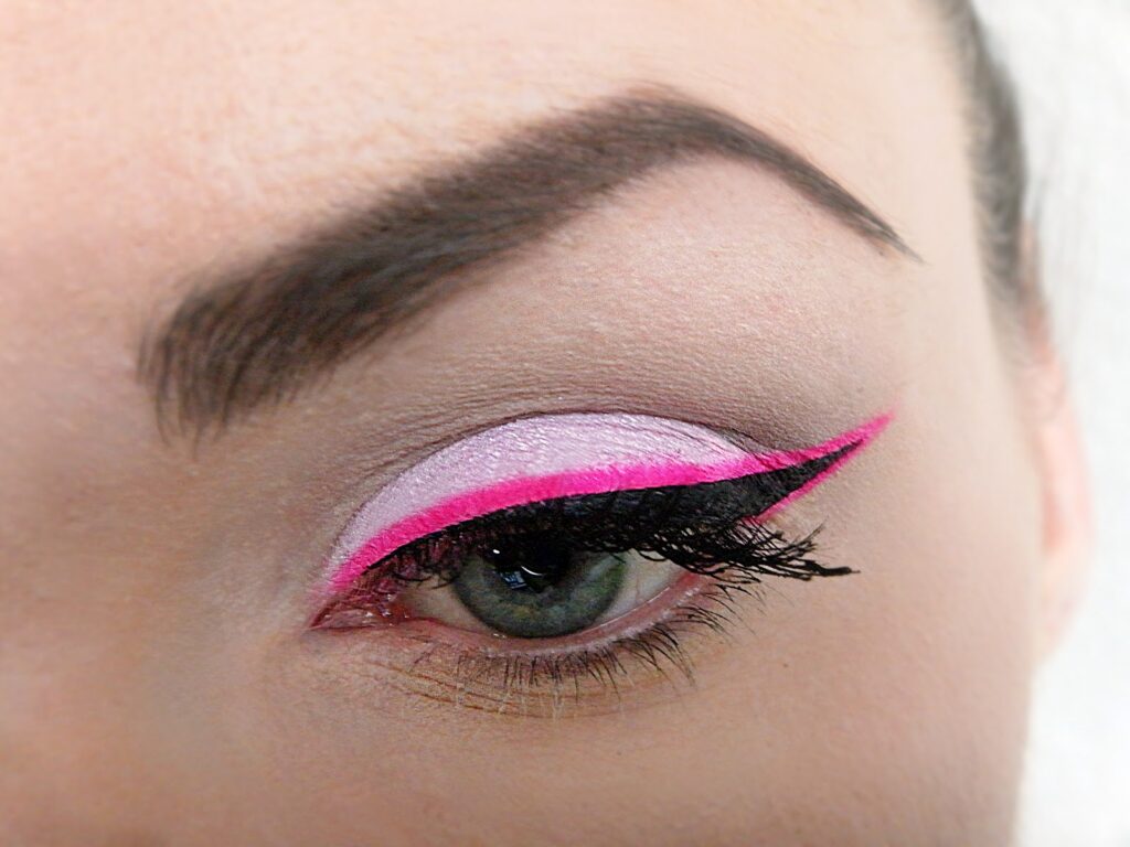 Eyeliner fluo, il tocco fluorescente che accende il make-up