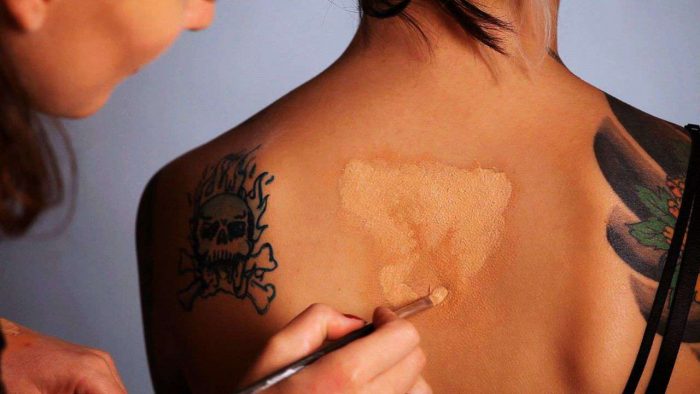 Come coprire un tatuaggio con il make-up