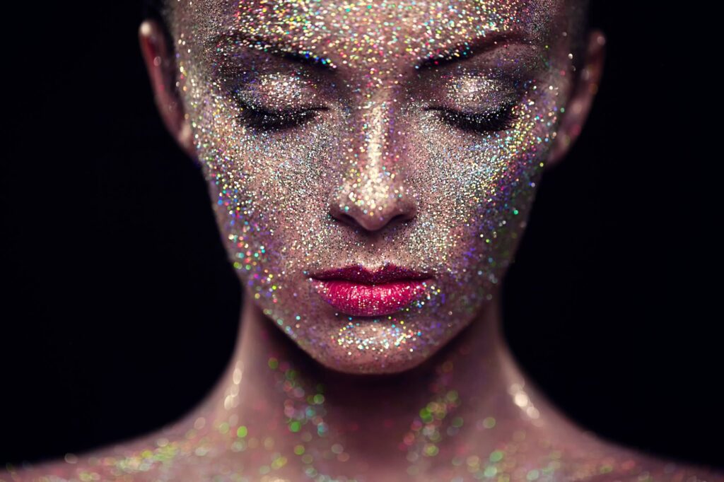 Come indossare il make-up glitter senza eccedere