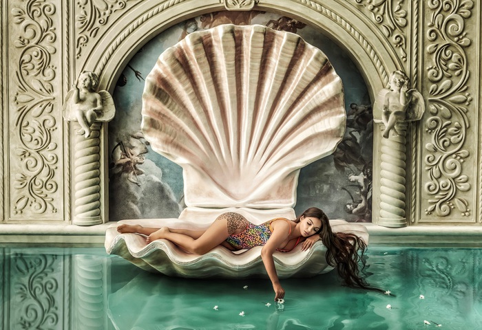 Elettra Lamborghini disegna una limited edition di costumi da bagno per Twinset
