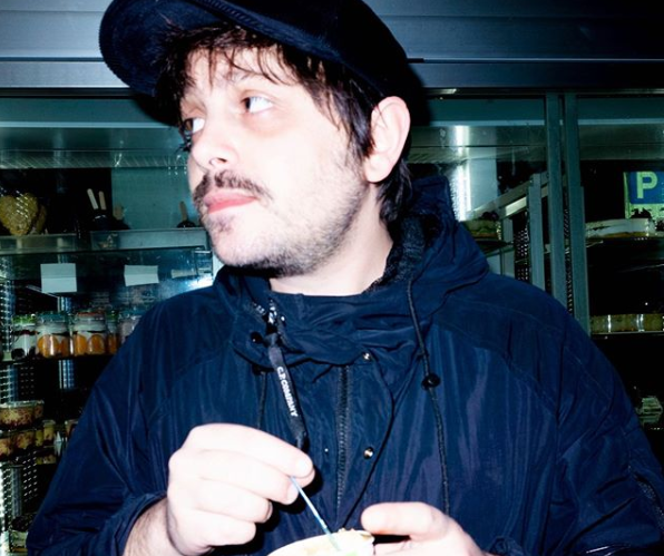 Calcutta attacca la musica indie: “È finta e poco interessante”